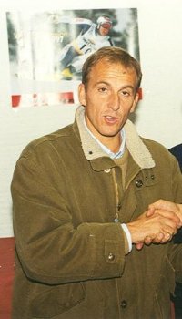 Immagine di Dito nel video (Il Giornale) - Paolo De Chiesa, slalomeggia con l'italiano - Scopri su Sport